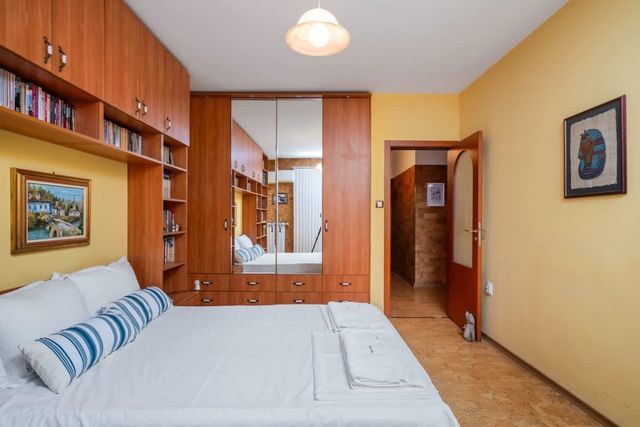 Vintage and Cozy 2BD/2BA Flat in Prime Location - Photo 2