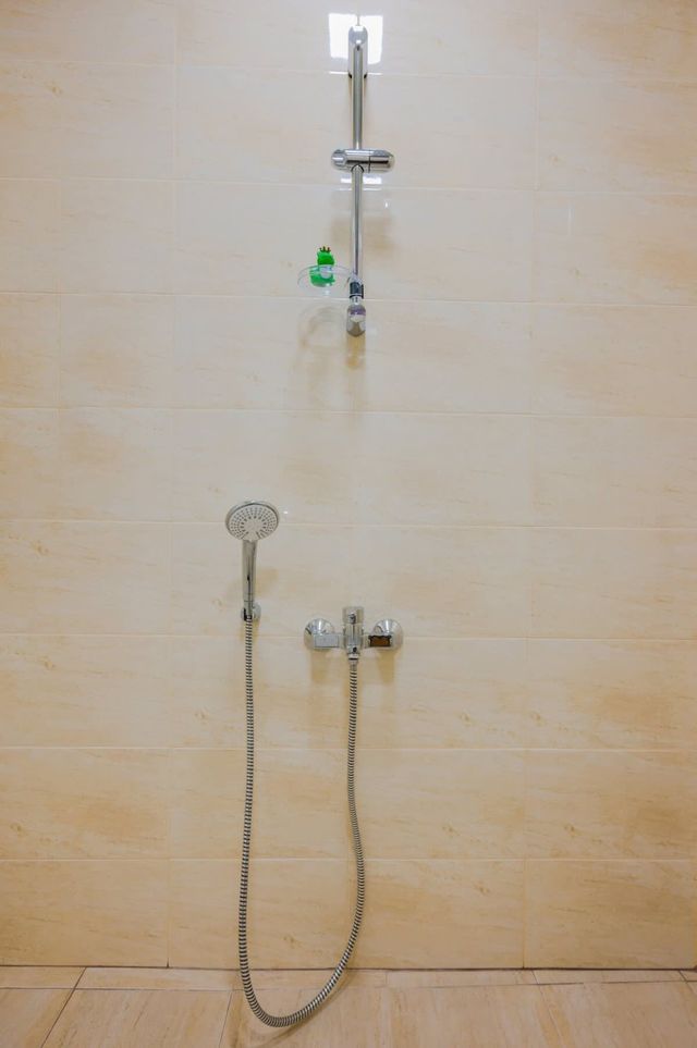 Central 1BD with Workspace & Subway Access