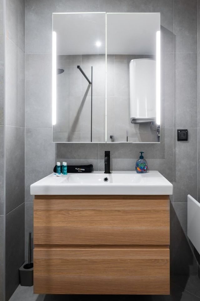 Modern and Central: 1BD Flat with Balcony