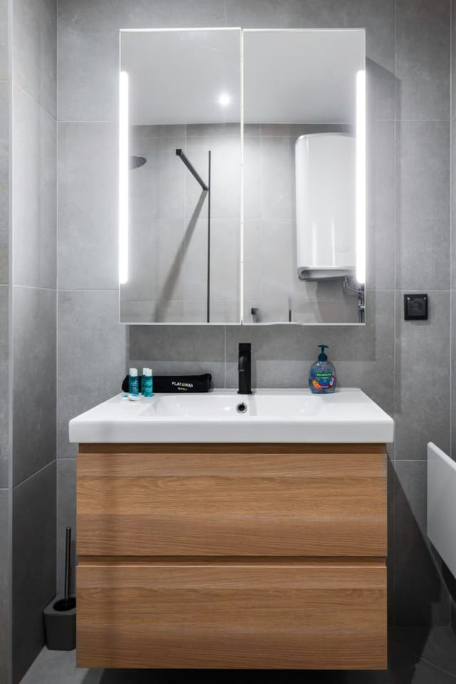 Modern and Central: 1BD Flat with Balcony