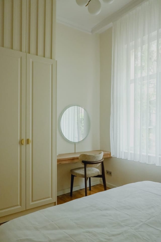 Elegant Escape - High Ceilings, Balcony & Piano