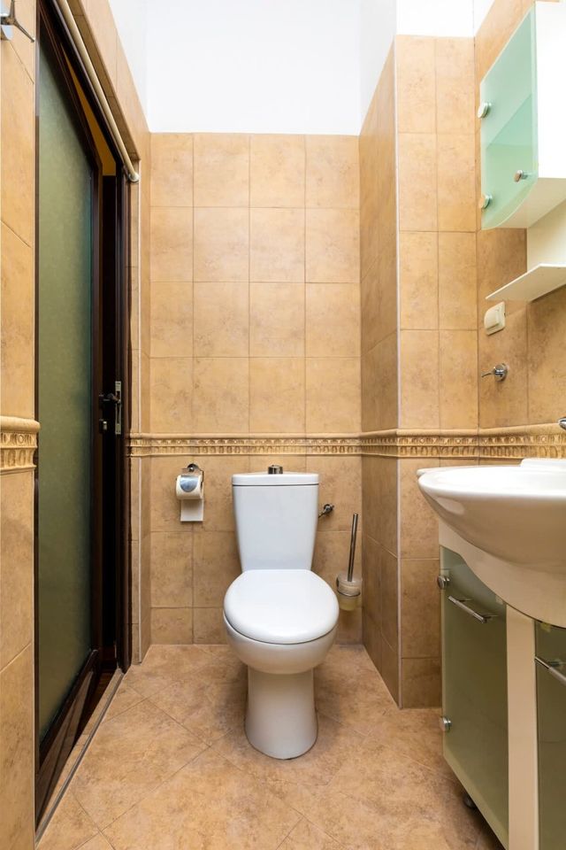 1BD Apartment with a Cute Balcony in Kapana