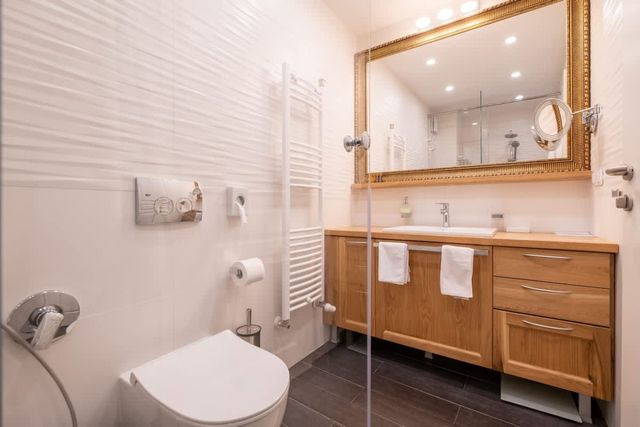 High-end Designer 2BR Aprt + Lift&Balconies