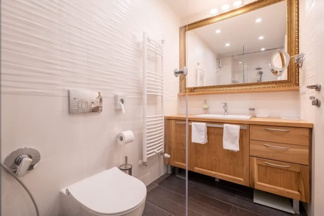 High-end Designer 2BR Aprt + Lift&Balconies