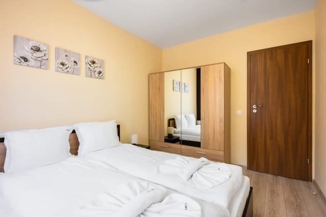 Nomad Haven: 1BD Flat with Balcony near the Center