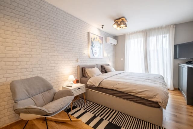 High-end Designer 2BR Aprt + Lift&Balconies