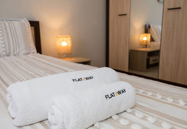 Seaside Bliss: Elegant 1BD with Stunning View