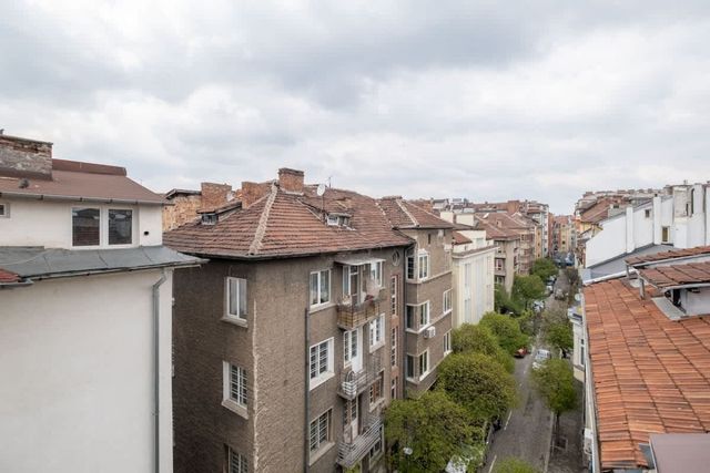 High-end Designer 2BR Aprt + Lift&Balconies