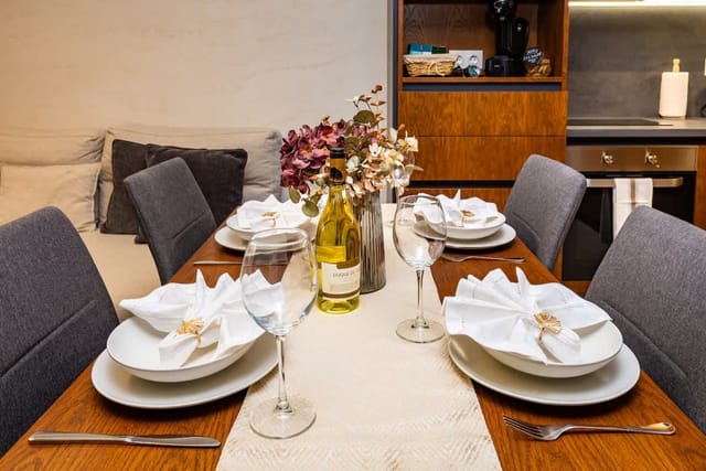 New Luxury & Bright 2 Bedroom Apartment