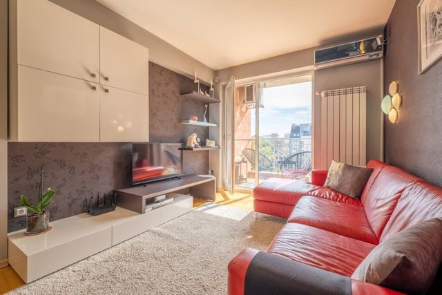 Chic 1BD Flat near Metro | Workspace & Terrace