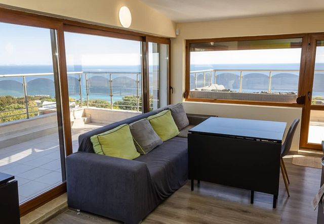 Spacious 3BD Flat with Large Terrace &amp; Sea View - Photo 3