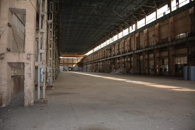 Vast industrial abandoned hangar - Photo 3