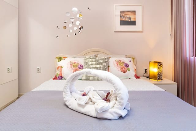 Downtown 1BD Apartment w/ Cosy Balcony