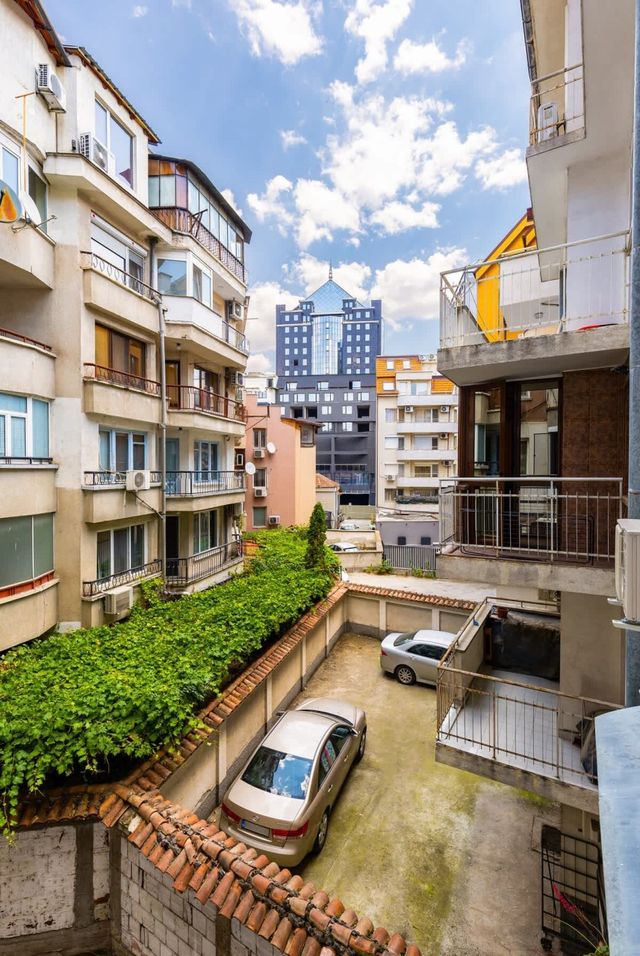 Stylish 1BD with Desk in Karshiaka