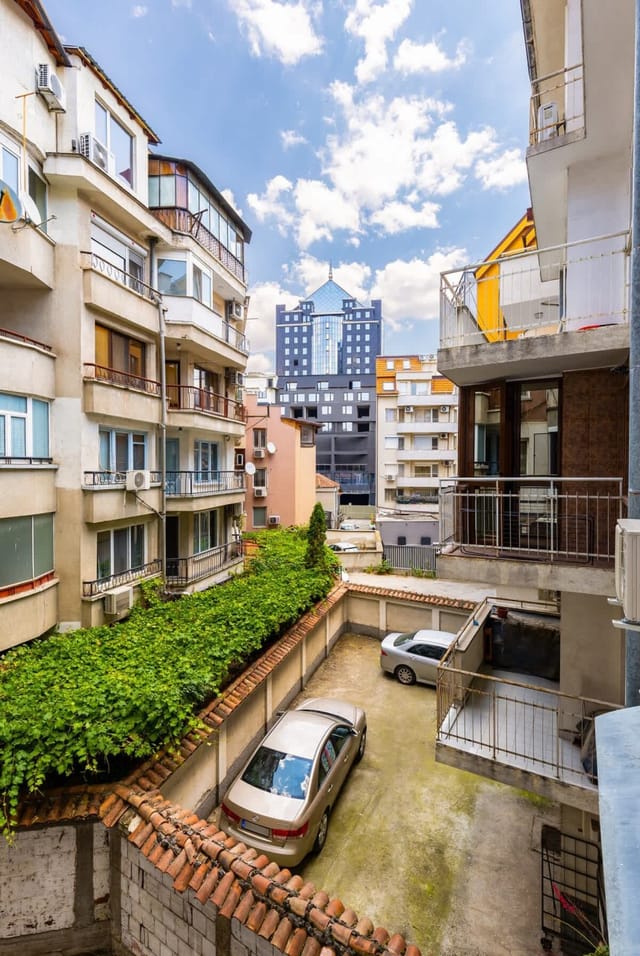 Stylish 1BD with Desk in Karshiaka