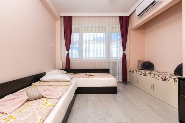 Bright Modern 2BD Apartment with Panoramic View - Photo 4