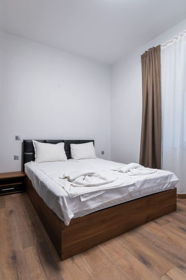 Modern 2BD/2BA Designer Apartment - Prime Location