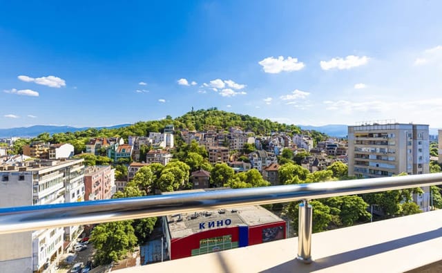 Bright Modern 2BD Apartment with Panoramic View