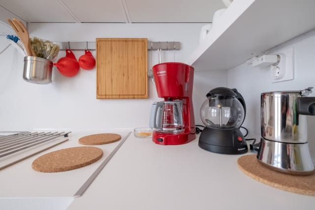 LZ Spacious One Bedroom Apartment in Top Centre