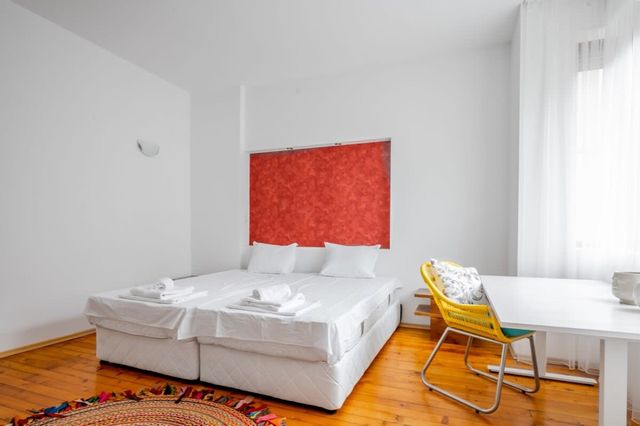 Sofia's Vintage Gem: Spacious 2BD Flat on Solunska