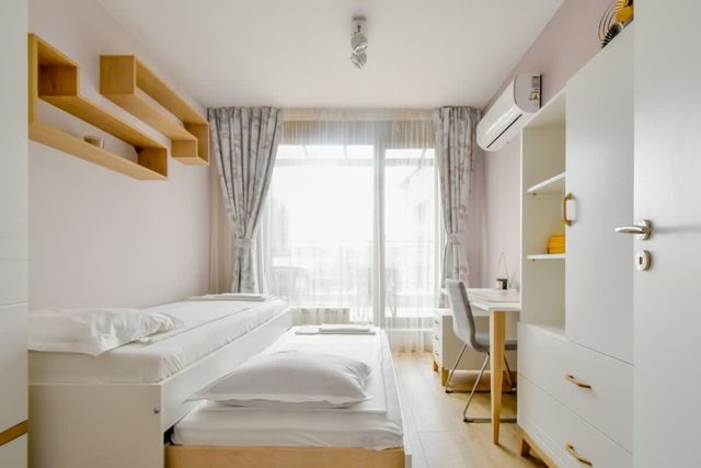 Bright 2BD Apartment with Balcony & Mountain View