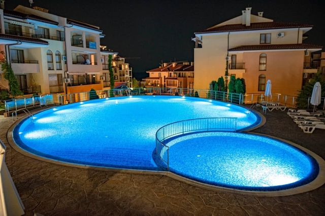 Paradise Dreams Lively Studio with pool view