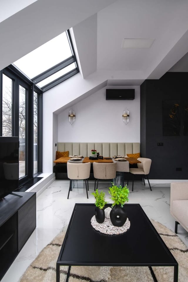 Exquisite Penthouse: Luxe Living with City Views