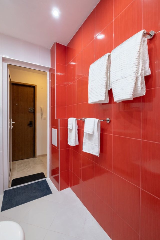 LZ Spacious One Bedroom Apartment in Top Centre