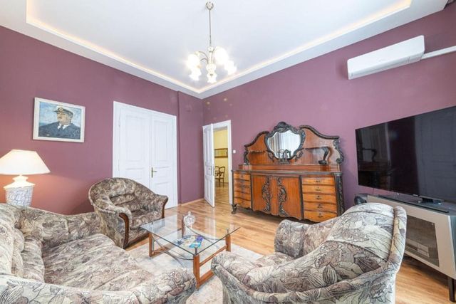 Apo Apartment - Top Center