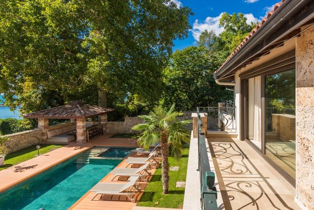 Seaside Luxury Beach Vacation Home – Balchik