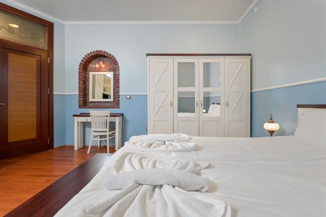 Colorful & Elegant 2BD Flat – Premium Central Stay