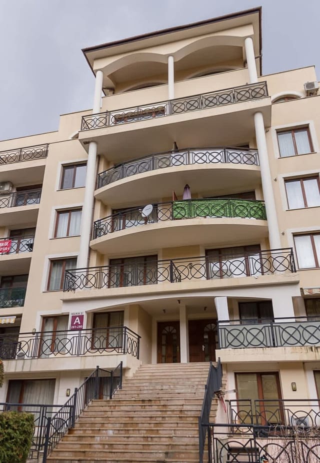 Cozy 2BD Flat with Balcony and Workspace