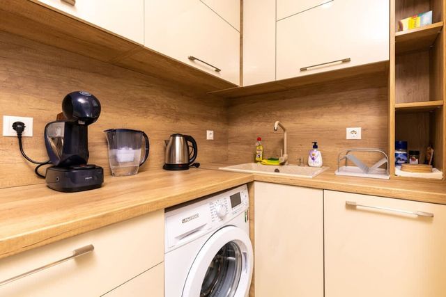 Sunny 1BD Apartment in OLD TOWN