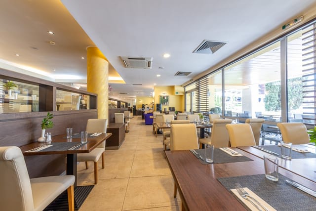 Modern Restaurant in the Flamingo Grand Hotel