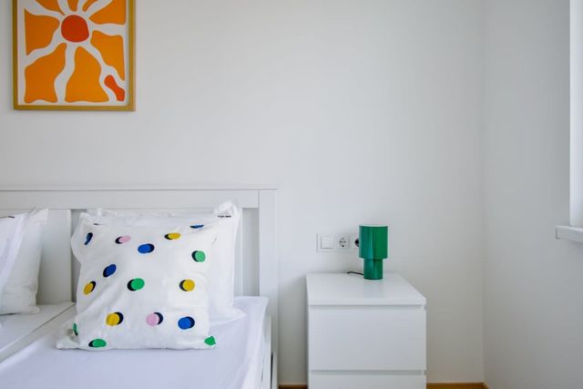 Scandinavian Charm - Central 1BD with Desk