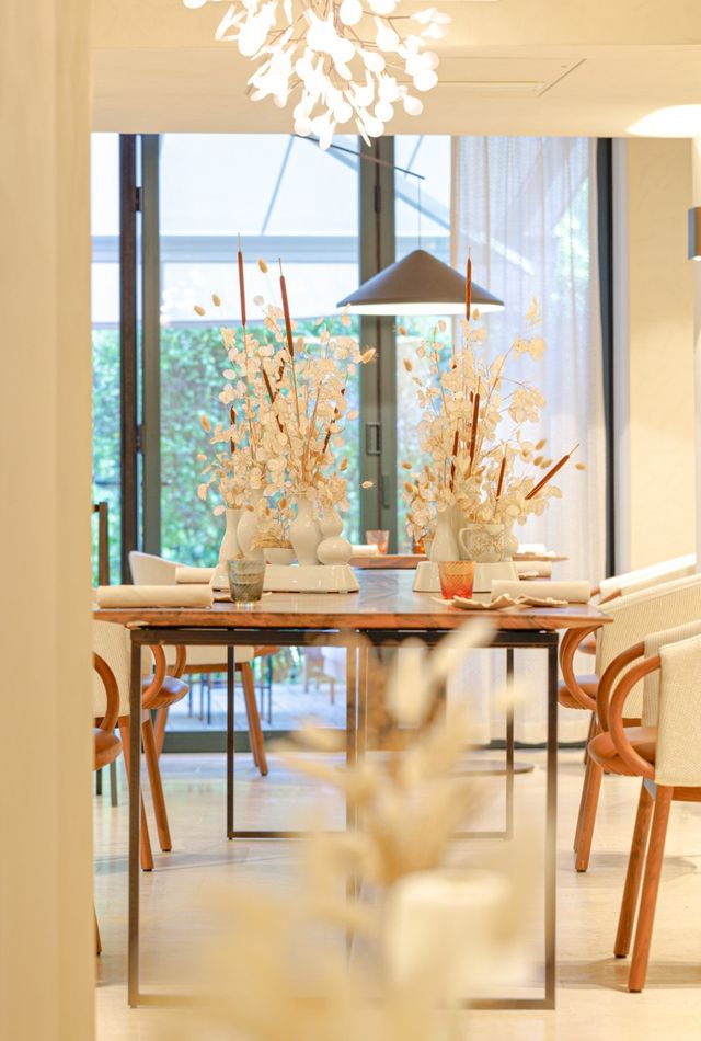 Le Corot restaurant - A Michelin star restaurant in the vaults of the property, with an elegant setting