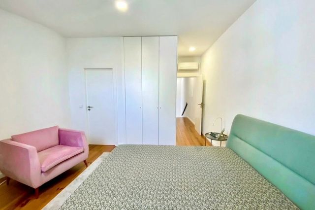 2 BDR & 2 BTHR Duplex with 2 balconies