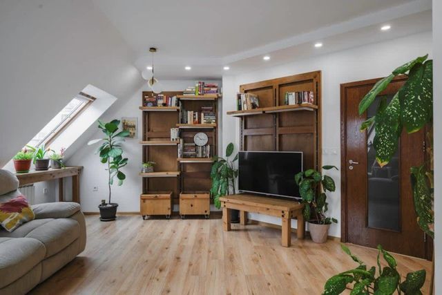 Charming &amp; Cozy 2BD Apartment with Natural Light - Photo 2