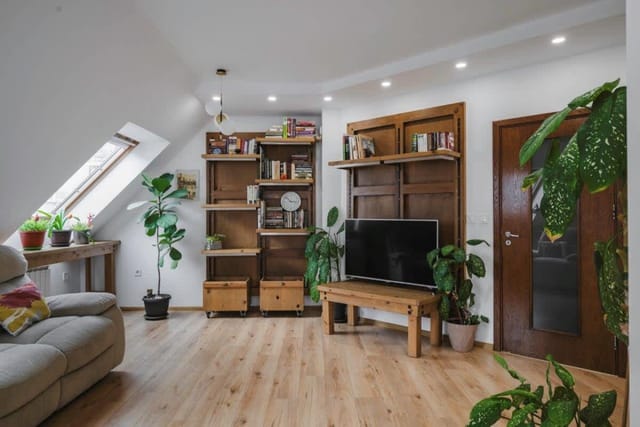 Charming &amp; Cozy 2BD Apartment with Natural Light - Photo 2