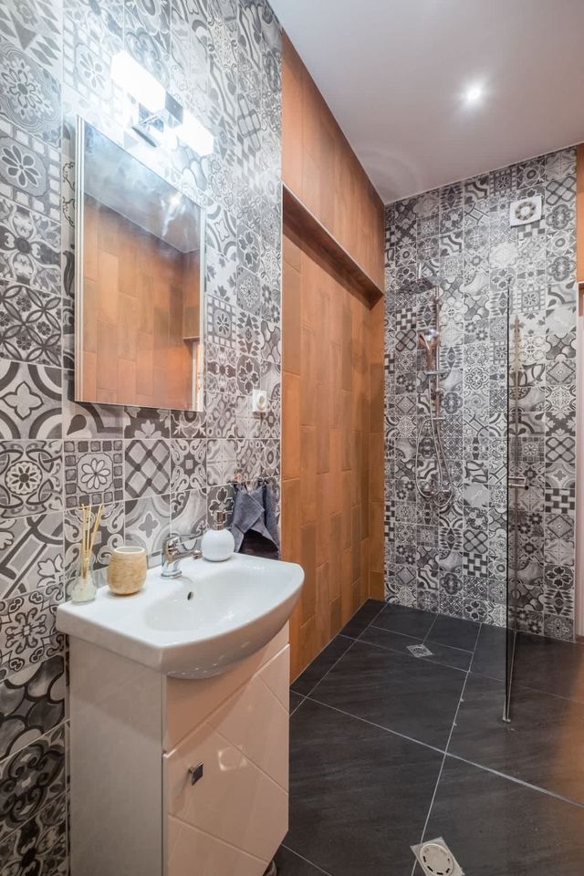 2 BDR & 2 BTHR Funky Apartment / Supreme Location