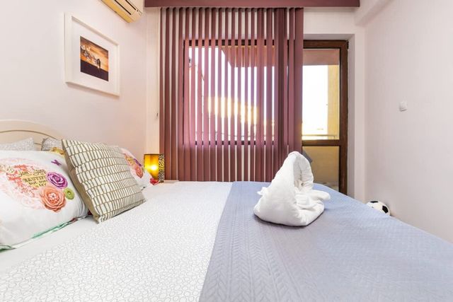 Downtown 1BD Apartment w/ Cosy Balcony