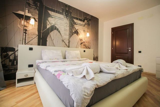 Trendy & Deluxe Apartment