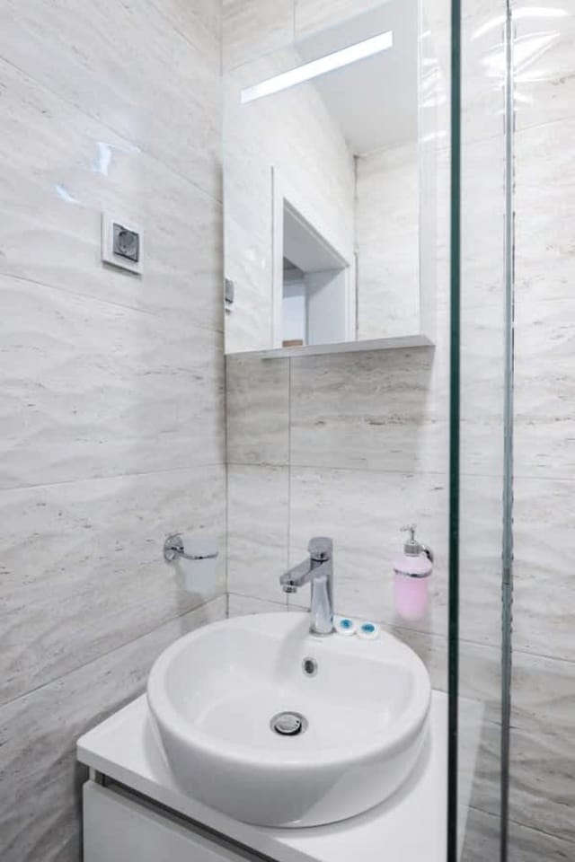 Spacious 2BD Near NDK with WorkSpace