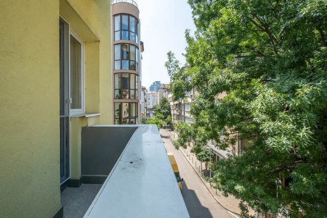 Central Charm  2BD apartment close to NDK