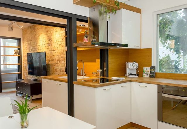 Bright & Spacious Apartment with a Charming Balcon