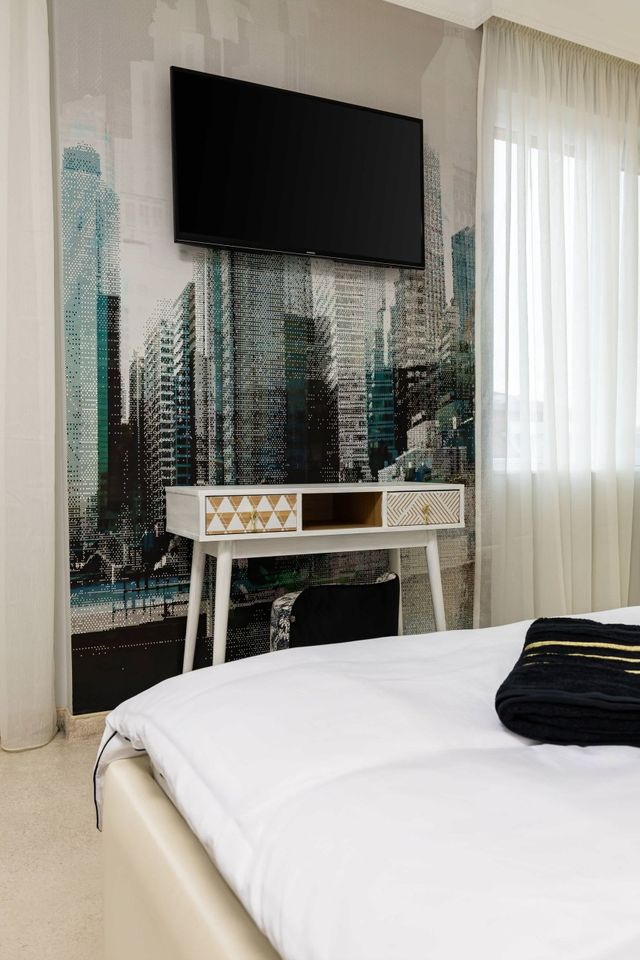 Sunny Modern 1BR Retreat with Cozy Balcony