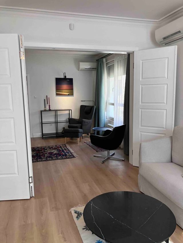 A French affair. With parking, style and elegance.