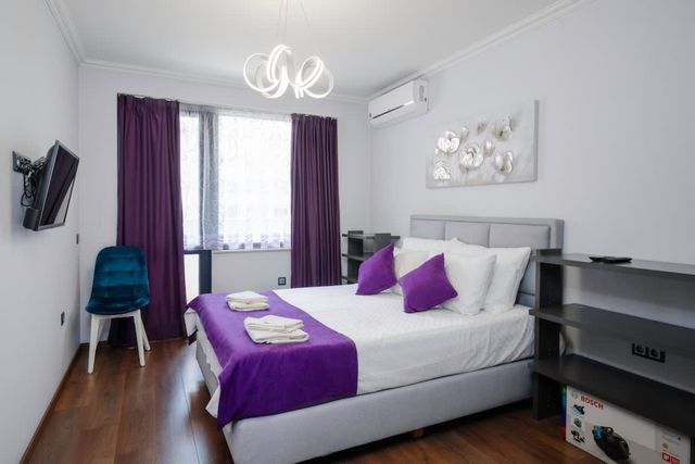 Feel at Home - Central 2BD Flat with Parking