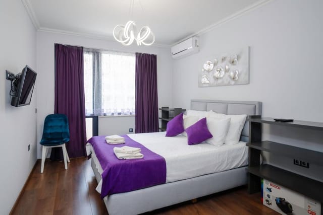 Feel at Home - Central 2BD Flat with Parking