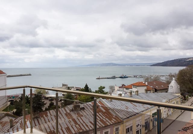 Seaview Haven: Elegant 2BD Flat in Balchik
